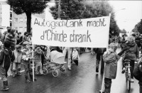 Image of sheet 19800262 photo 14: Kinder demonstrieren an der Schweighofstrasse gegen Verkehr, Zürich Schweiz 1980. 
trafic public transport Protest Demonstration Kids Strasse