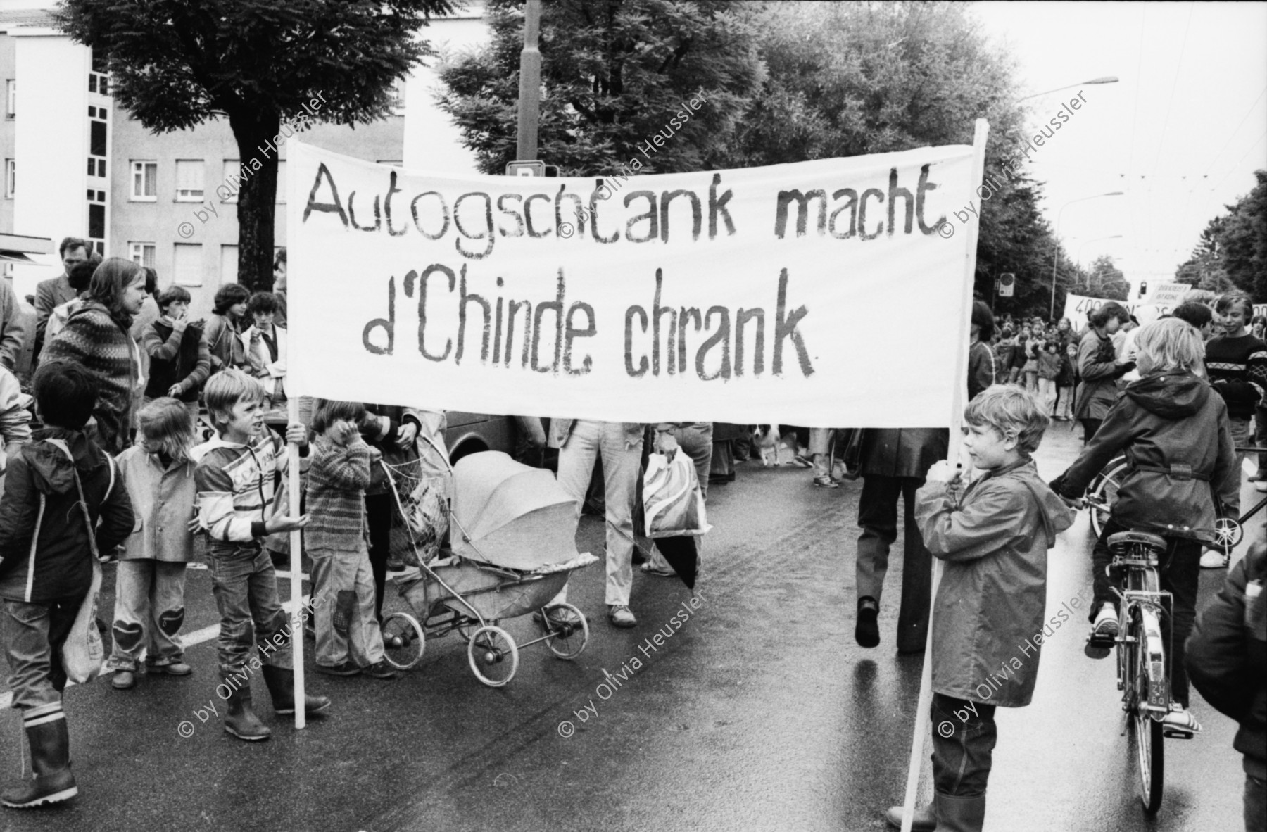 Image of sheet 19800262 photo 14: Kinder demonstrieren an der Schweighofstrasse gegen Verkehr, Zürich Schweiz 1980. 
trafic public transport Protest Demonstration Kids Strasse