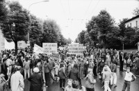 Image of sheet 19800262 photo 16: AnwohnerInnen 'Schweighofstrasse = Abgaskanal' Demo gegen Verkehr. Kinder 'Mehr Sicherheit für uns Aeltere' steht auf einem Schild eines Jungen! ' 2 Jahre und keine Lösung ' ' Weg mit dem Autobahnverkehr auf der Quartierstrasse ' etc. Key Zürich Schweiz trafic public transport Protest Demonstration Kids Strasse