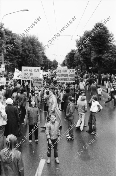 Image of sheet 19800262 photo 17: frtsg. 800261 Demonstration AnwohnerInnen Schweighofstrasse Zürich 'Zuviel Verkehrslärm macht krank'