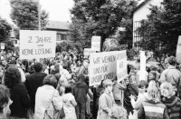 Image of sheet 19800262 photo 2: AnwohnerInnen 'Schweighofstrasse = Abgaskanal' Demo gegen Verkehr. Kinder 'Mehr Sicherheit für uns Aeltere' steht auf einem Schild eines Jungen! ' 2 Jahre und keine Lösung ' ' Weg mit dem Autobahnverkehr auf der Quartierstrasse ' etc. Key Zürich Schweiz trafic public transport Protest Demonstration Kids Strasse