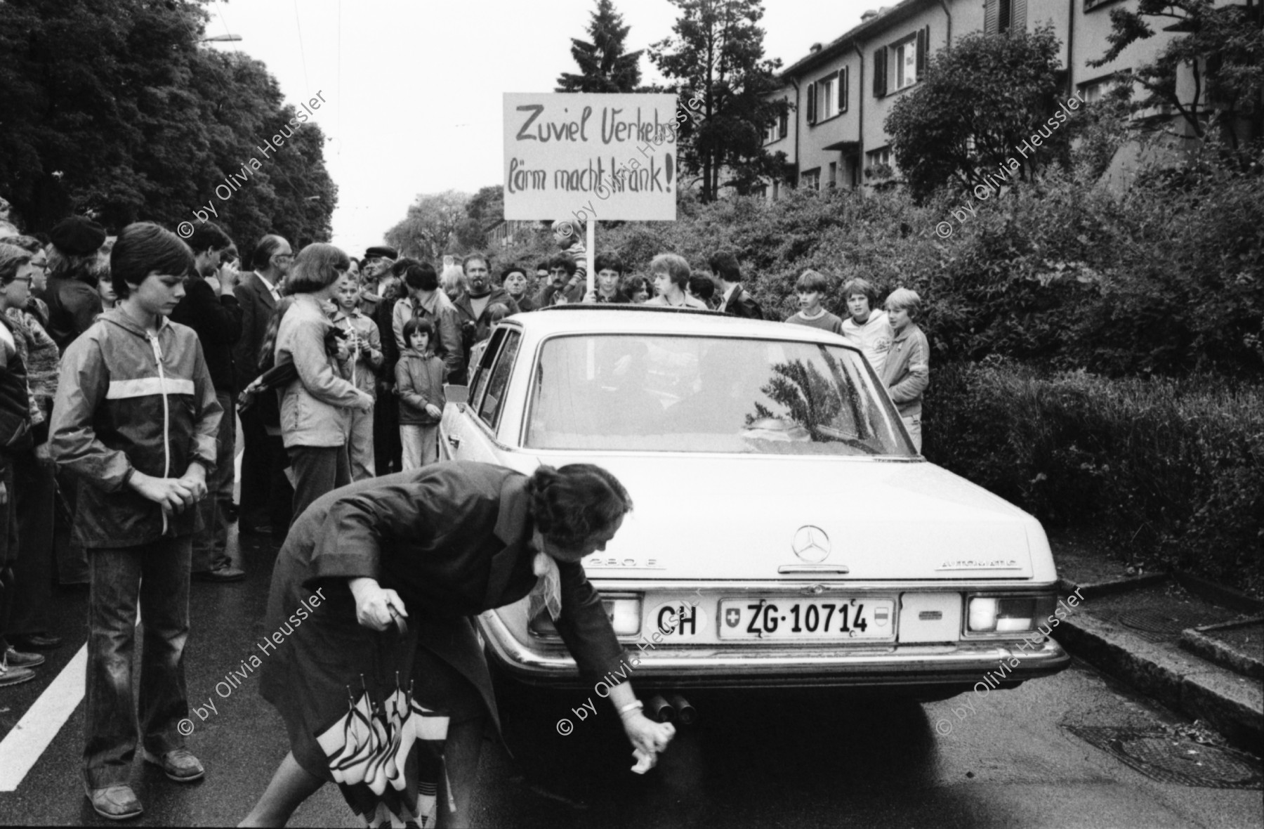 Image of sheet 19800262 photo 7: AnwohnerInnen 'Schweighofstrasse = Abgaskanal' Demo gegen Verkehr. Kinder 'Mehr Sicherheit für uns Aeltere' steht auf einem Schild eines Jungen! ' 2 Jahre und keine Lösung ' ' Weg mit dem Autobahnverkehr auf der Quartierstrasse ' etc. Key Zürich Schweiz trafic public transport Protest Demonstration Kids Strasse 
Verstopfung eines Auspuffs Mercedes Benz