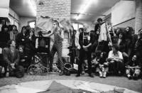 Image of sheet 19800271 photo 6: Theater Gruppe aus Berlin X. Auf Einrad. 
Jugendbewegung Bewegig AJZ Zürcher Jugendunruhen Demonstrationen
Zürich 1980 Youth protest movement