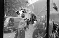 Image of sheet 19800272 photo 11: zerbrochene Fenster Scheibe
Zürich 1980
Eröffnung AJZ Autonomes Jugendzentrum Zürich Schweiz Switzerland alternative culture Limmatstrasse 18 20

Jugendbewegung Bewegig AJZ Zürcher Jugendunruhen 
© 1980, OLIVIA HEUSSLER / www.clic.li