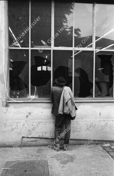 Image of sheet 19800272 photo 13: Eröffnung Autonome Jugendzentrum AJZ in Zuerich, 1980. Fenster kaputt. Graffitti 

Jugendbewegung Bewegig AJZ Zürcher Jugendunruhen