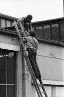 Image of sheet 19800272 photo 21: Stadtraetin Emilie Lieberherr eroeffnet das Autonome Jugendzentrum AJZ in Zuerich, 1980. Interview mit Dominik Landwehr. Theater Gruppe Typen schminken sich. Fenster kaputt. Graffitti Blumenstrauss auf Dach. Bresche Keystone

Jugendbewegung Bewegig AJZ Zürcher Jugendunruhen Demonstrationen