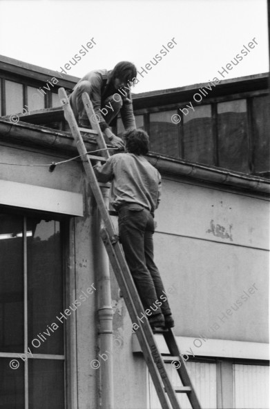 Image of sheet 19800272 photo 21: Stadtraetin Emilie Lieberherr eroeffnet das Autonome Jugendzentrum AJZ in Zuerich, 1980. Interview mit Dominik Landwehr. Theater Gruppe Typen schminken sich. Fenster kaputt. Graffitti Blumenstrauss auf Dach. Bresche Keystone

Jugendbewegung Bewegig AJZ Zürcher Jugendunruhen Demonstrationen