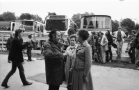 Image of sheet 19800272 photo 23: 800271 Eröffnung AJZ mit Stadträtin Emilie Lieberherr. und Zanolari li Emilie Lieberherr re. Nr. 32
Carparkplatz Autobusse Jugendliche
Zürich 1980
Eröffnung AJZ Autonomes Jugendzentrum Zürich Schweiz Switzerland alternative culture

Jugendbewegung Bewegig AJZ Zürcher Jugendunruhen 
© 1980, OLIVIA HEUSSLER / www.clic.li