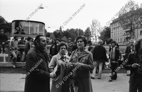 Image of sheet 19800272 photo 26: Stadtraetin Emilie Lieberherr eroeffnet das Autonome Jugendzentrum AJZ in Zuerich, 1980. Interview mit Dominik Landwehr. Theater Gruppe Typen schminken sich. Fenster kaputt. Graffitti Blumenstrauss auf Dach. Bresche Keystone

Jugendbewegung Bewegig AJZ Zürcher Jugendunruhen Demonstrationen