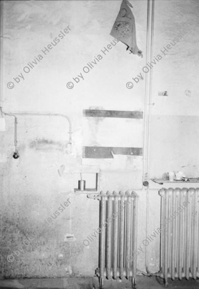 Image of sheet 19800272 photo 6: Stadtraetin Emilie Lieberherr eroeffnet das Autonome Jugendzentrum AJZ in Zuerich, 1980. Interview mit Dominik Landwehr. Theater Gruppe Typen schminken sich. Fenster kaputt. Graffitti Blumenstrauss auf Dach. Bresche Keystone

Jugendbewegung Bewegig AJZ Zürcher Jugendunruhen Demonstrationen