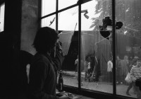 Image of sheet 19800273 photo 12: Kaputte Fenster Scheiben 
Eröffnungs Tag des AJZ Autonomes Jugendzentrum
Jugendbewegung Bewegig AJZ Zürcher Jugendunruhen Demonstrationen
Zürich 1980

19800273