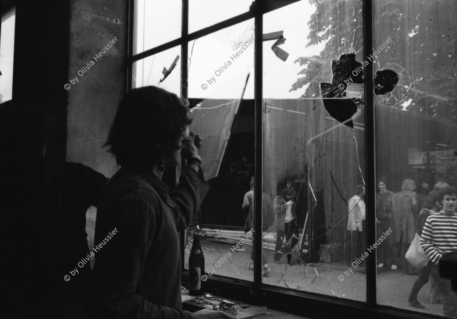 Image of sheet 19800273 photo 12: Kaputte Fenster Scheiben 
Eröffnungs Tag des AJZ Autonomes Jugendzentrum
Jugendbewegung Bewegig AJZ Zürcher Jugendunruhen Demonstrationen
Zürich 1980

19800273