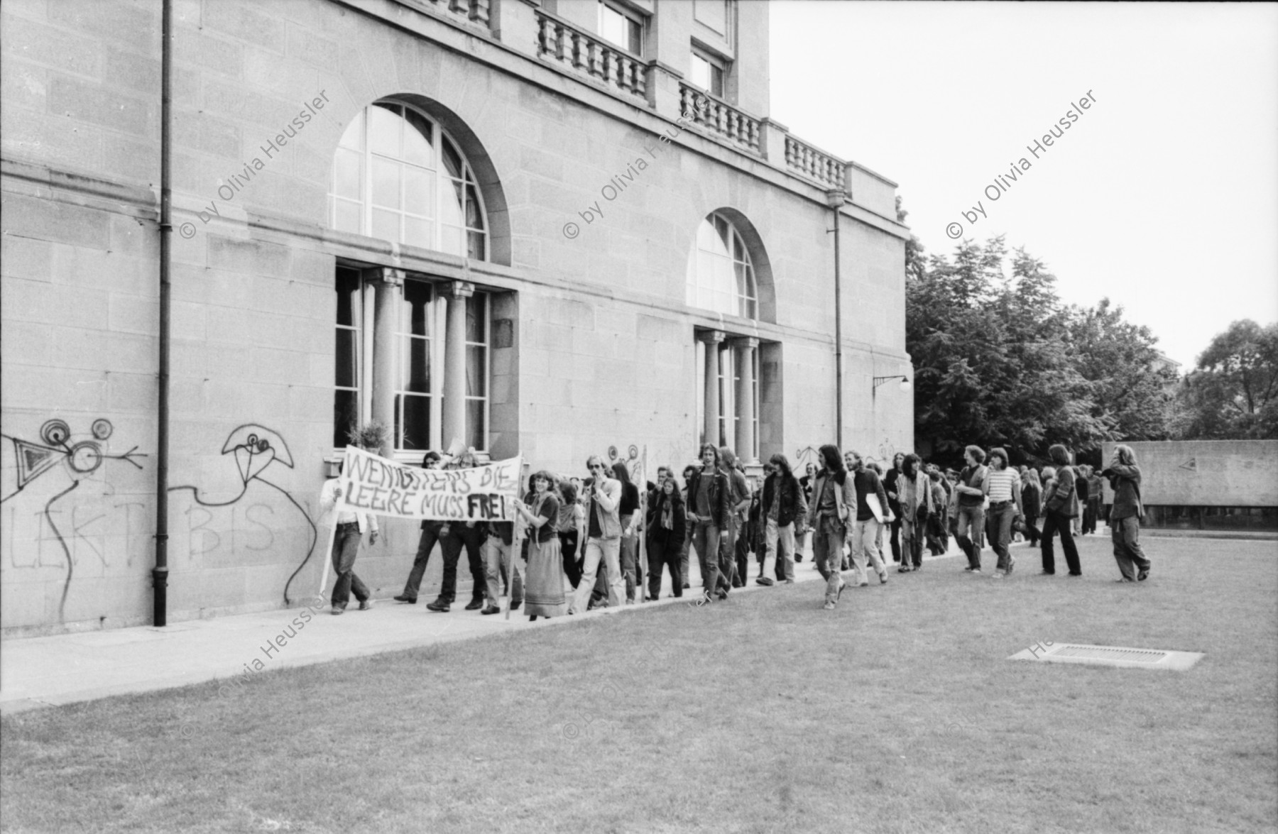 Image of sheet 19800280 photo 1: Streik an der Uni Universität Zürich, Gegen Zensur und Repression, Zürich 1980.

Jugendbewegung Bewegig AJZ Zürcher Jugendunruhen Demonstrationen
Zürich youth movement protest