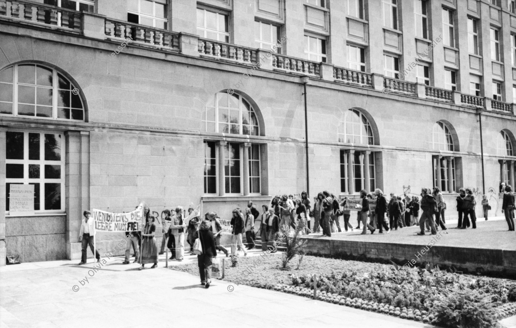 Image of sheet 19800280 photo 3: Streik an der Uni Universität Zürich, Gegen Zensur und Repression, Zürich 1980.

Jugendbewegung Bewegig AJZ Zürcher Jugendunruhen Demonstrationen
Zürich youth movement protest