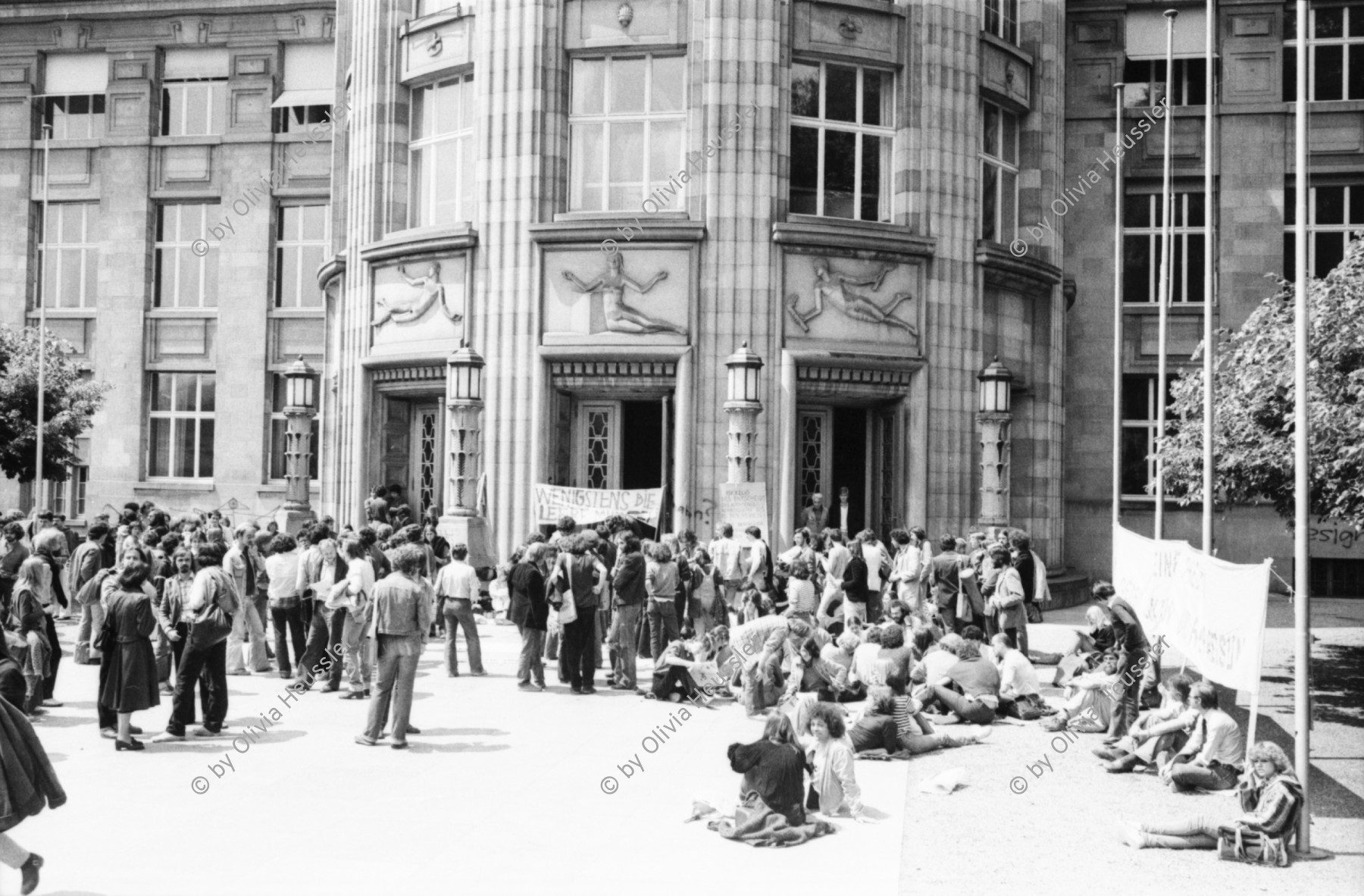 Image of sheet 19800281 photo 13: Streik an der Uni Universität Zürich. Gegen Zensur und Repression 
Jugendbewegung Bewegig AJZ Zürcher Jugendunruhen Demonstrationen
Zürich youth movement protest 1980 


sheet kontrollieren Fehler 05 doppelt