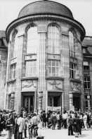 Image of sheet 19800281 photo 15: Streik an der Univeristät Zürich. Gegen Zensur und Repression 
gegen Alfred Gilgen Hilty und HK
mit u.a. Christoph Schaub, Filmregisseur, Josy Meier, Drehbuchautorin, Marcel Müller, Christian Jordi, Arzt
Jugendbewegung Bewegig AJZ Zürcher Jugendunruhen Demonstrationen
Zürich youth movement protest 1980 √