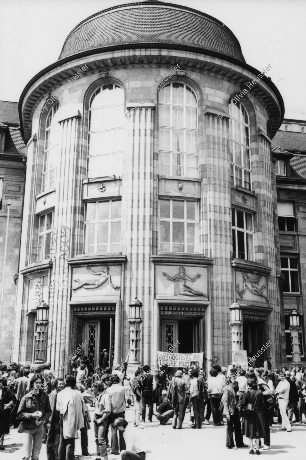 Image of sheet 19800281 photo 15: Streik an der Univeristät Zürich. Gegen Zensur und Repression 
gegen Alfred Gilgen Hilty und HK
mit u.a. Christoph Schaub, Filmregisseur, Josy Meier, Drehbuchautorin, Marcel Müller, Christian Jordi, Arzt
Jugendbewegung Bewegig AJZ Zürcher Jugendunruhen Demonstrationen
Zürich youth movement protest 1980 √