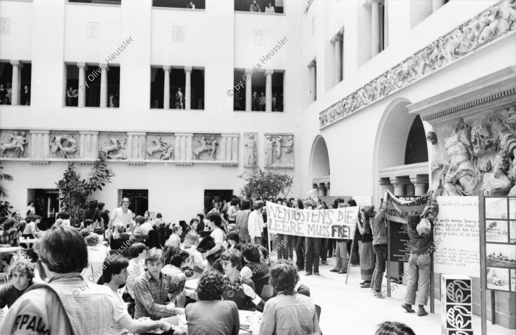 Image of sheet 19800281 photo 22: Streik an der Uni Universität Zürich. Gegen Zensur und Repression Lichthof Mensa
Jugendbewegung Bewegig AJZ Zürcher Jugendunruhen Demonstrationen
Zürich youth movement protest 1980 


sheet kontrollieren Fehler 05 doppelt