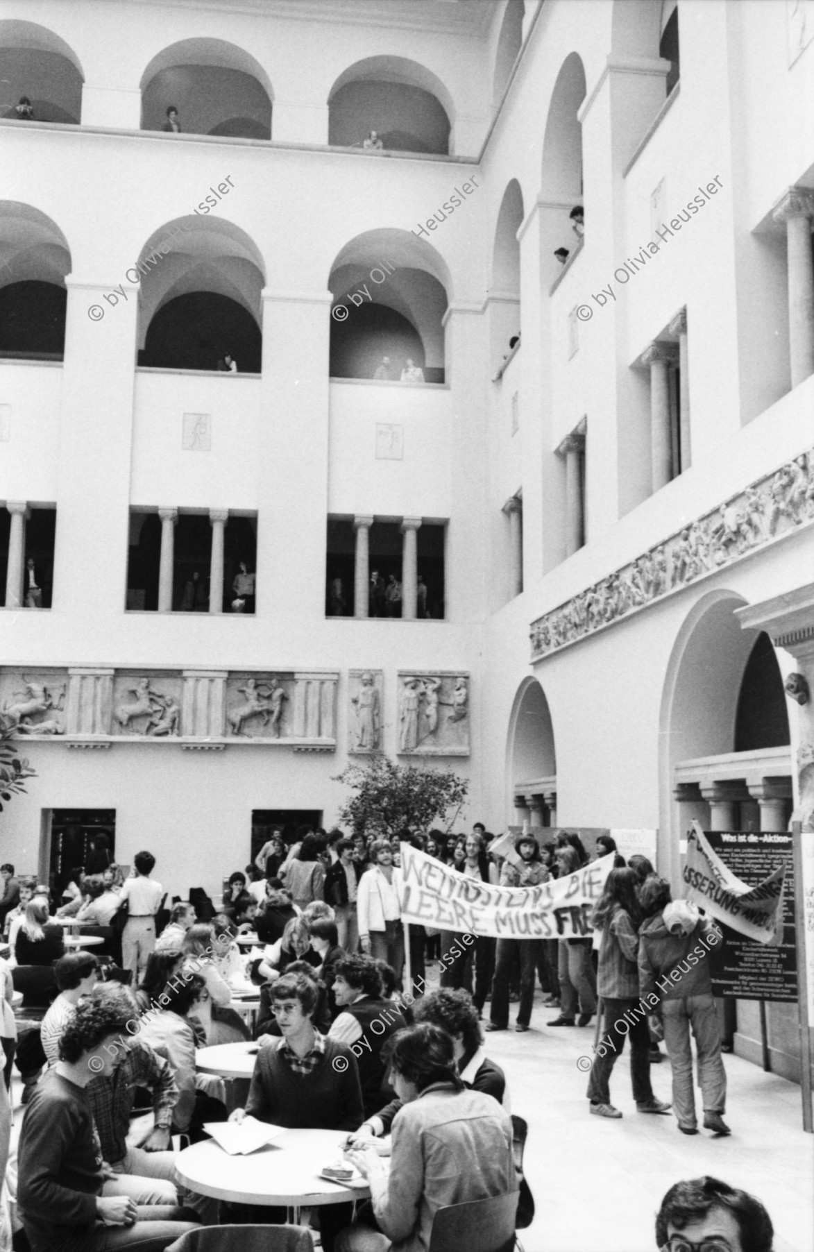 Image of sheet 19800281 photo 23: Streik an der Univeristät Zürich. Gegen Zensur und Repression mit u.a. Christoph Schaub, Filmregisseur, Josy Meier, Drehbuchautorin, Marcel Müller, Christian Jordi, Arzt
Jugendbewegung Bewegig AJZ Zürcher Jugendunruhen Demonstrationen
Zürich youth movement protest 1980