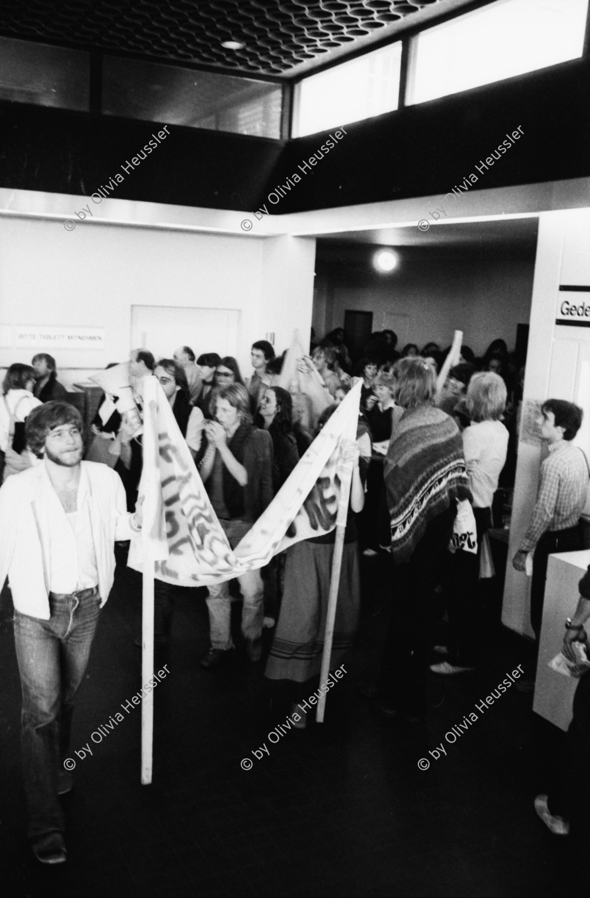 Image of sheet 19800281 photo 35: Streik an der Univeristät Zürich. Gegen Zensur und Repression mit u.a. Christoph Schaub, Filmregisseur, Josy Meier, Drehbuchautorin, Marcel Müller, Christian Jordi, Arzt
Jugendbewegung Bewegig AJZ Zürcher Jugendunruhen Demonstrationen
Zürich youth movement protest 1980