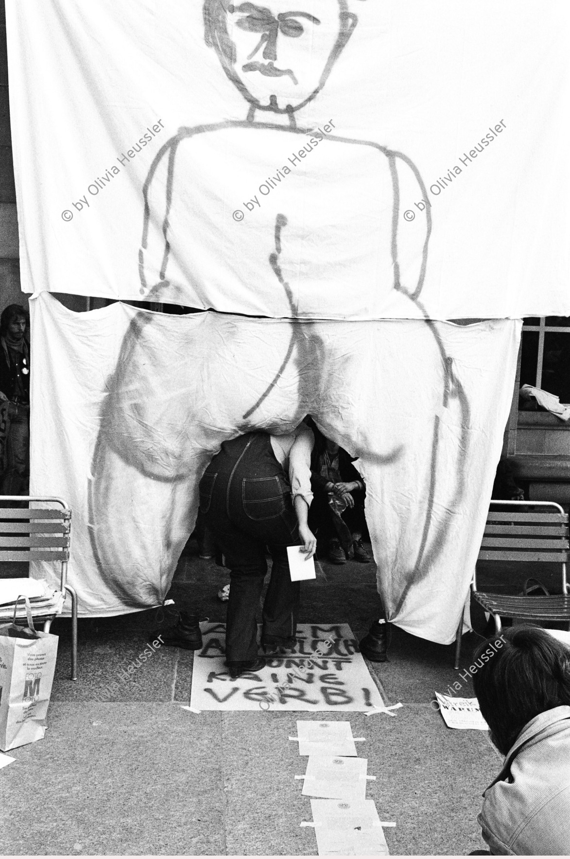 Image of sheet 19800281 photo 8: Streik an der Universität Zürich. Gegen Zensur und Repression 'An dem Arschloch kommt keiner vorbei' (gemeint ist Regierungsrat Alfred Gilgen) heisst es auf einem Stoffbanner. 
Zürich youth movement protest 1980 √
copyright by Olivia Heussler