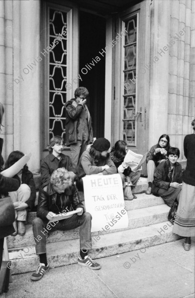 Image of sheet 19800282 photo 11: rtsg. 800281 Streik an der Uni. 'Polizei raus aus der Uni' 'Streik Solidarisiert Euch'
'sofortige Freigabe des verbotenen Films Video
Gegen Zensur und Repression von Hilty und Alfred Gilgen Films und der Geräte'  
'für eine freie Uni gegen Selektion und Repression' etc. Key
Jugendbewegung Bewegig AJZ Zürcher Jugendunruhen Demonstrationen
Zürich youth movement protest 1980 √