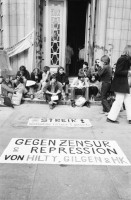 Image of sheet 19800282 photo 12: rtsg. 800281 Streik an der Uni. 'Polizei raus aus der Uni' 'Streik Solidarisiert Euch'
'sofortige Freigabe des verbotenen Films Video
Gegen Zensur und Repression von Hilty und Alfred Gilgen Films und der Geräte'  
'für eine freie Uni gegen Selektion und Repression' etc. Key
Jugendbewegung Bewegig AJZ Zürcher Jugendunruhen Demonstrationen
Zürich youth movement protest 1980 ?
