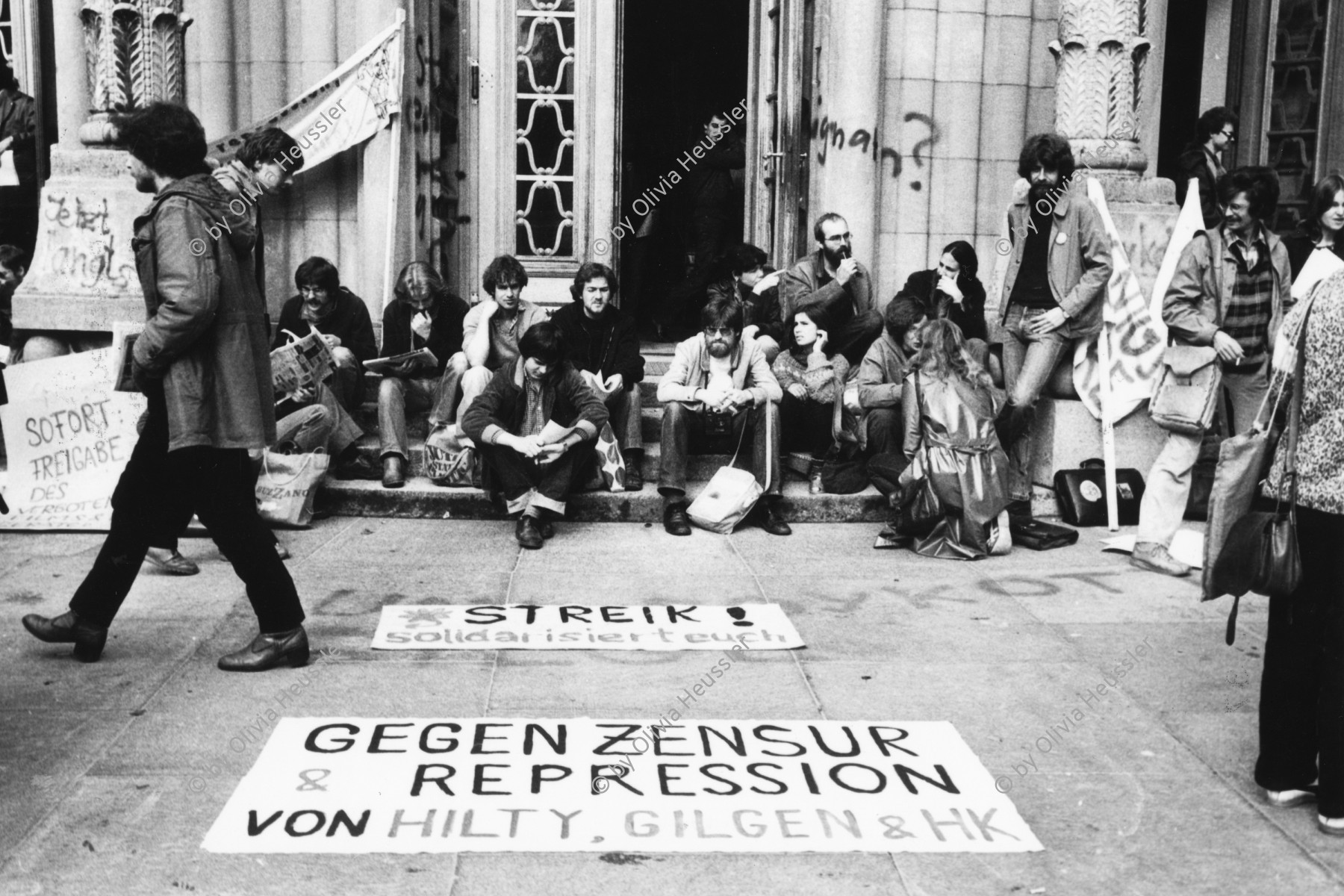 Image of sheet 19800282 photo 13: Studierenden Streik an der Universität Zürich. Gegen Zensur und Repression von Hilty und Alfred Gilgen  'Streik Solidarisiert Euch'
'sofortige Freigabe des verbotenen Films Video Films und der Geräte'  
»Gegen Zensur & Repression von Hilty, Gilgen und HK«
Jugendbewegung Bewegig AJZ Zürcher Jugendunruhen Demonstrationen
Zürich 1980 youth movement protest √ Studium Universität University Student Studentinnen Schweiz