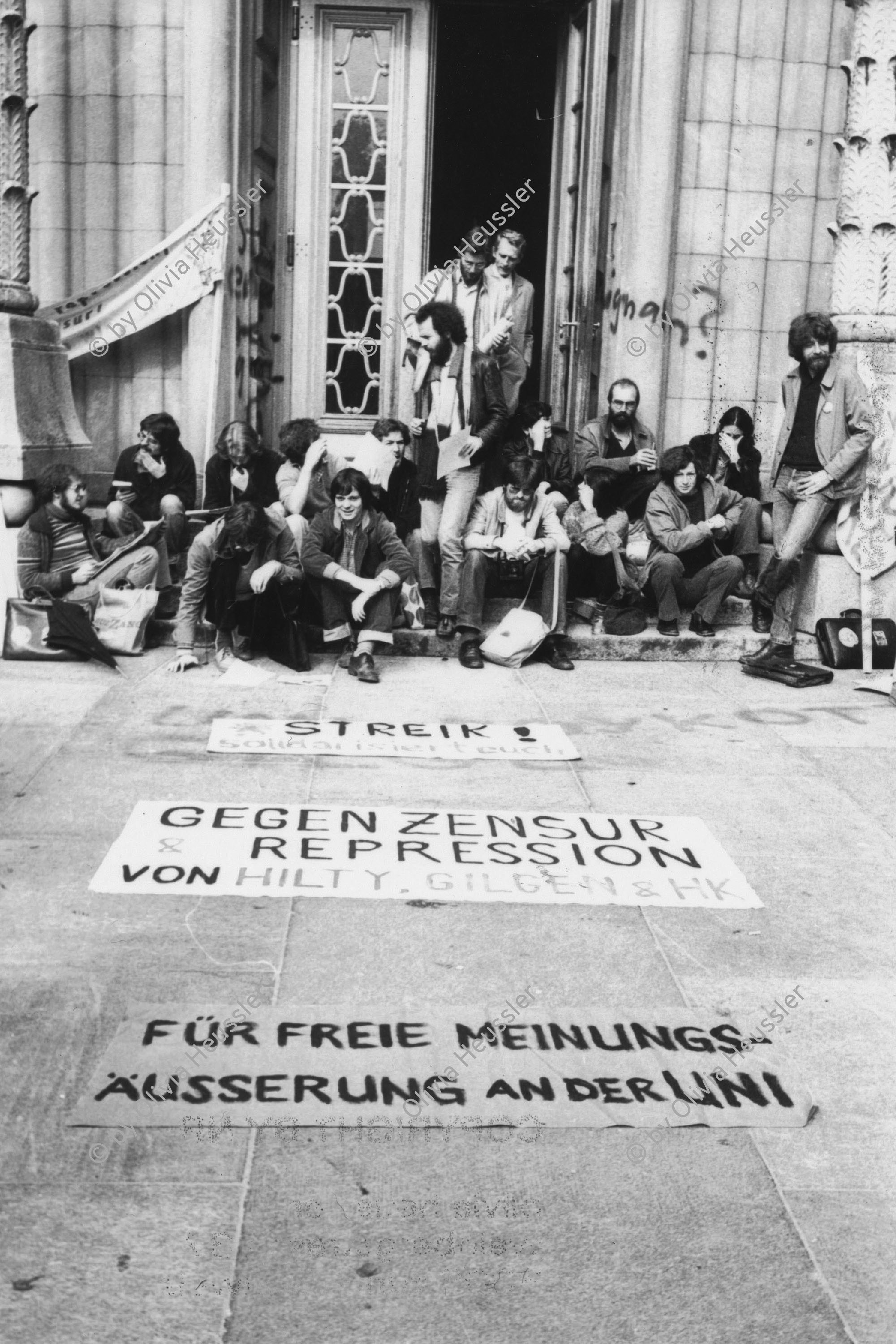 Image of sheet 19800282 photo 14: Streik an der Universität Zürich. Gegen Zensur und Repression von Hilty und Alfred Gilgen «Polizei raus aus der Uni» «Streik Solidarisiert Euch» «für eine freie Uni gegen Selektion und Repression» «Für freie Meinungsäusserung an der Uni»
Jugendbewegung Bewegig AJZ Zürcher Student Studenten Jugendunruhen Demonstrationen
Zürich 1980 youth movement protest √