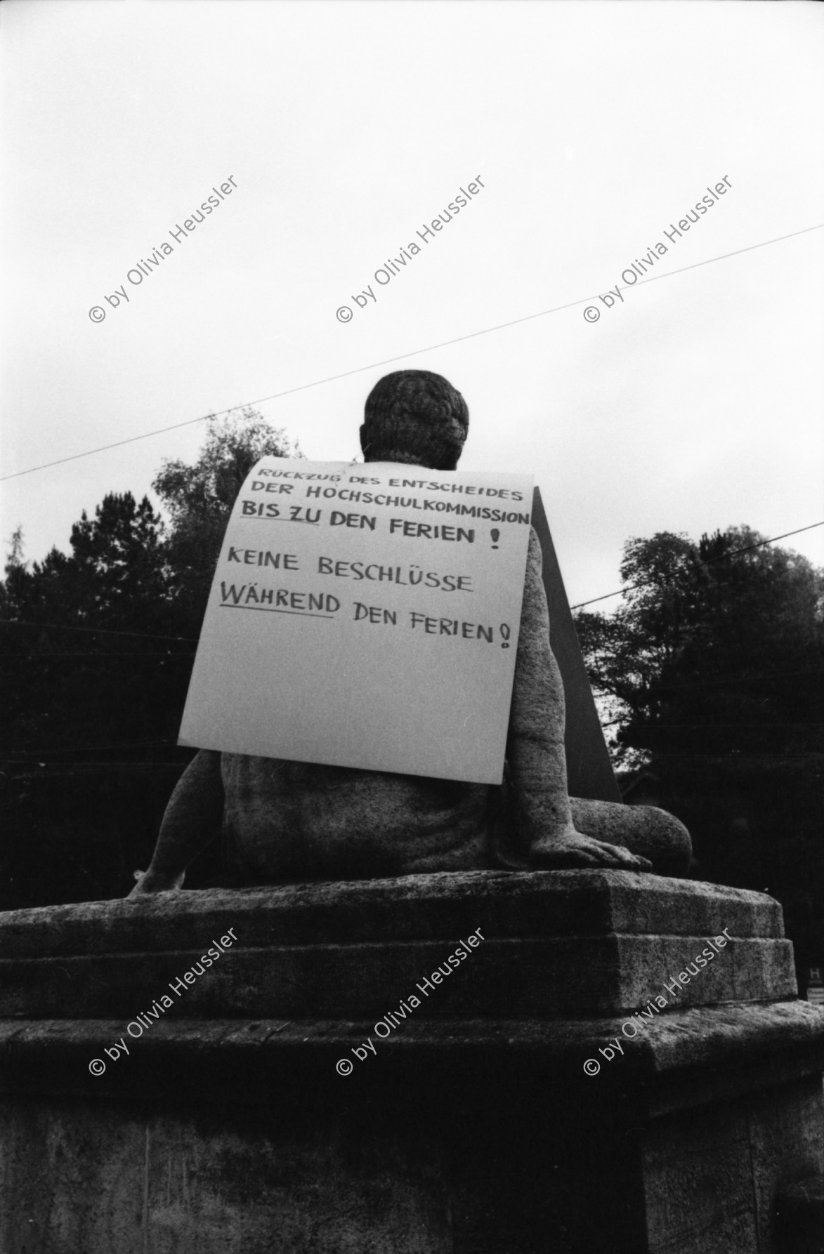 Image of sheet 19800282 photo 15: rtsg. 800281 Streik an der Uni. 'Polizei raus aus der Uni' 'Streik Solidarisiert Euch'
'sofortige Freigabe des verbotenen Films Video
Gegen Zensur und Repression von Hilty und Alfred Gilgen Films und der Geräte'  
'für eine freie Uni gegen Selektion und Repression' etc. Key
Jugendbewegung Bewegig AJZ Zürcher Jugendunruhen Demonstrationen
Zürich youth movement protest 1980 ?