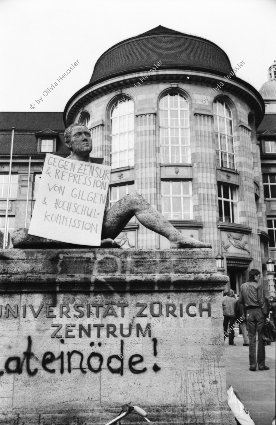 Image of sheet 19800282 photo 16: rtsg. 800281 Streik an der Uni. 'Polizei raus aus der Uni' 'Streik Solidarisiert Euch'
'sofortige Freigabe des verbotenen Films Video
Gegen Zensur und Repression von Hilty und Alfred Gilgen Films und der Geräte'  
'für eine freie Uni gegen Selektion und Repression' etc. Key
Jugendbewegung Bewegig AJZ Zürcher Jugendunruhen Demonstrationen
Zürich youth movement protest 1980 ?