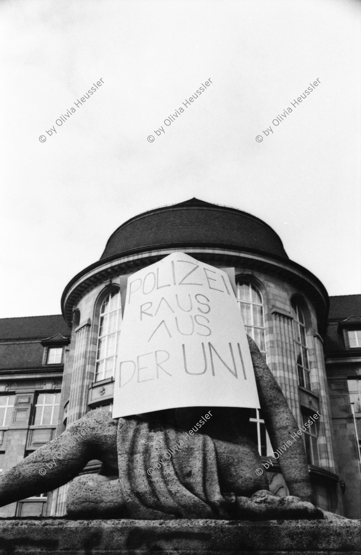 Image of sheet 19800282 photo 17: rtsg. 800281 Streik an der Uni. 'Polizei raus aus der Uni' 'Streik Solidarisiert Euch'
'sofortige Freigabe des verbotenen Films Video
Gegen Zensur und Repression von Hilty und Alfred Gilgen Films und der Geräte'  
'für eine freie Uni gegen Selektion und Repression' etc. Key
Jugendbewegung Bewegig AJZ Zürcher Jugendunruhen Demonstrationen
Zürich youth movement protest 1980 ?