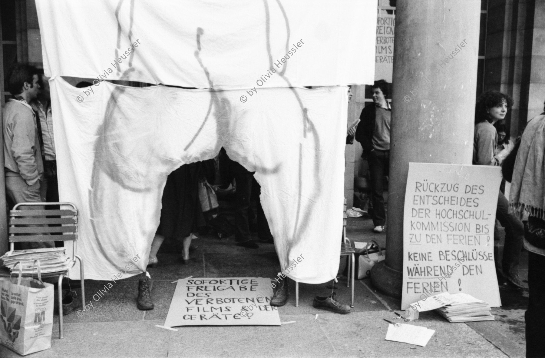 Image of sheet 19800282 photo 21: rtsg. 800281 Streik an der Uni. 'Polizei raus aus der Uni' 'Streik Solidarisiert Euch'
'sofortige Freigabe des verbotenen Films Video
Gegen Zensur und Repression von Hilty und Alfred Gilgen Films und der Geräte'  
'für eine freie Uni gegen Selektion und Repression' etc. Key
Jugendbewegung Bewegig AJZ Zürcher Jugendunruhen Demonstrationen
Zürich youth movement protest 1980 ?