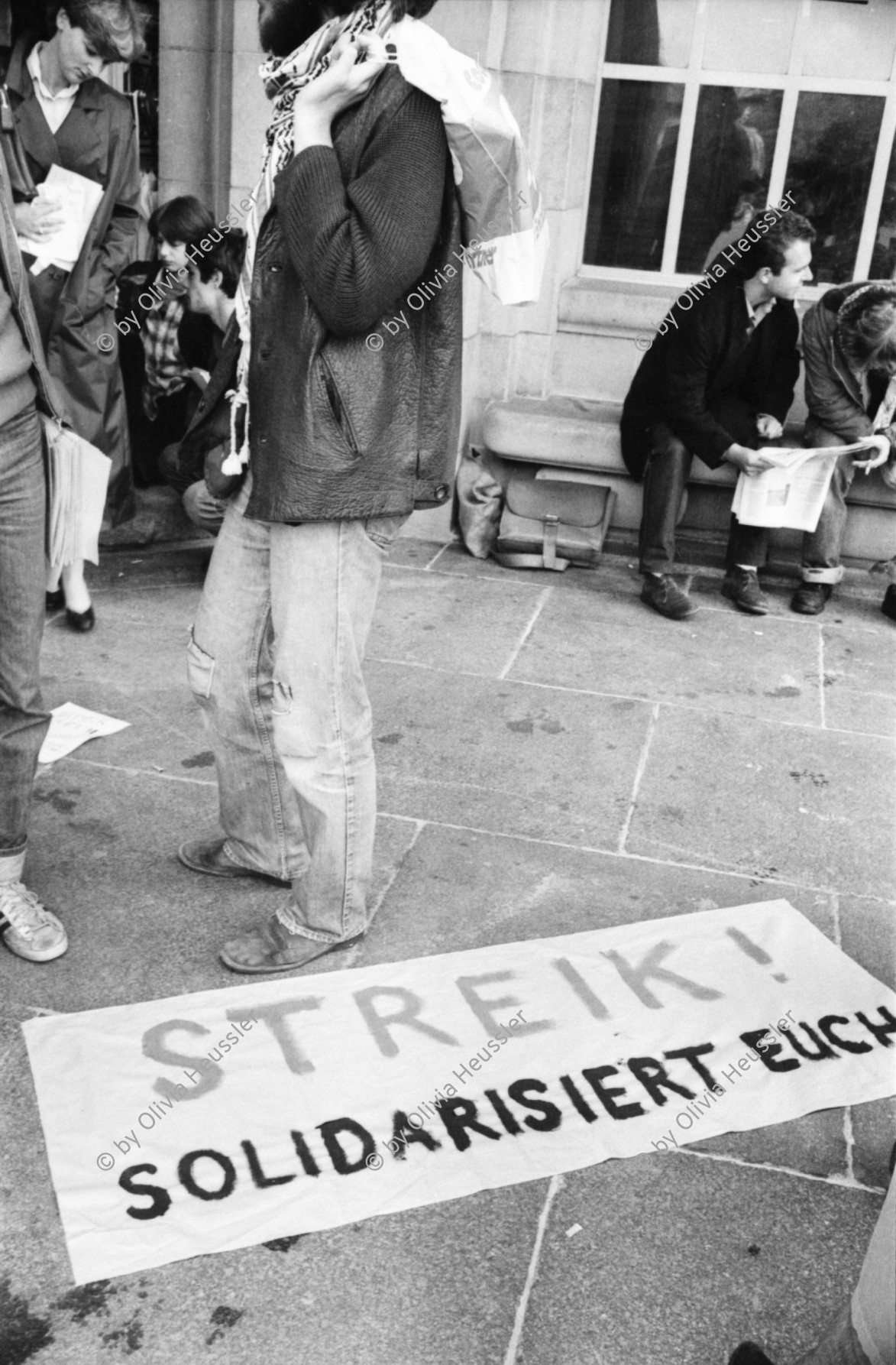 Image of sheet 19800282 photo 28: rtsg. 800281 Streik an der Uni. 'Polizei raus aus der Uni' 'Streik Solidarisiert Euch'
'sofortige Freigabe des verbotenen Films Video
Gegen Zensur und Repression von Hilty und Alfred Gilgen Films und der Geräte'  
'für eine freie Uni gegen Selektion und Repression' etc. Key
Jugendbewegung Bewegig AJZ Zürcher Jugendunruhen Demonstrationen
Zürich youth movement protest 1980 ?