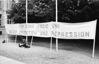 Image of sheet 19800282 photo 30: Junge StudentInnen während einem Streik an der Universität in Zürich 1980. 
'für eine freie Uni gegen Selektion und Repression' etc. Key
Jugendbewegung Bewegig AJZ Zürcher Jugendunruhen Demonstrationen
Zürich youth movement protest 1980 ?