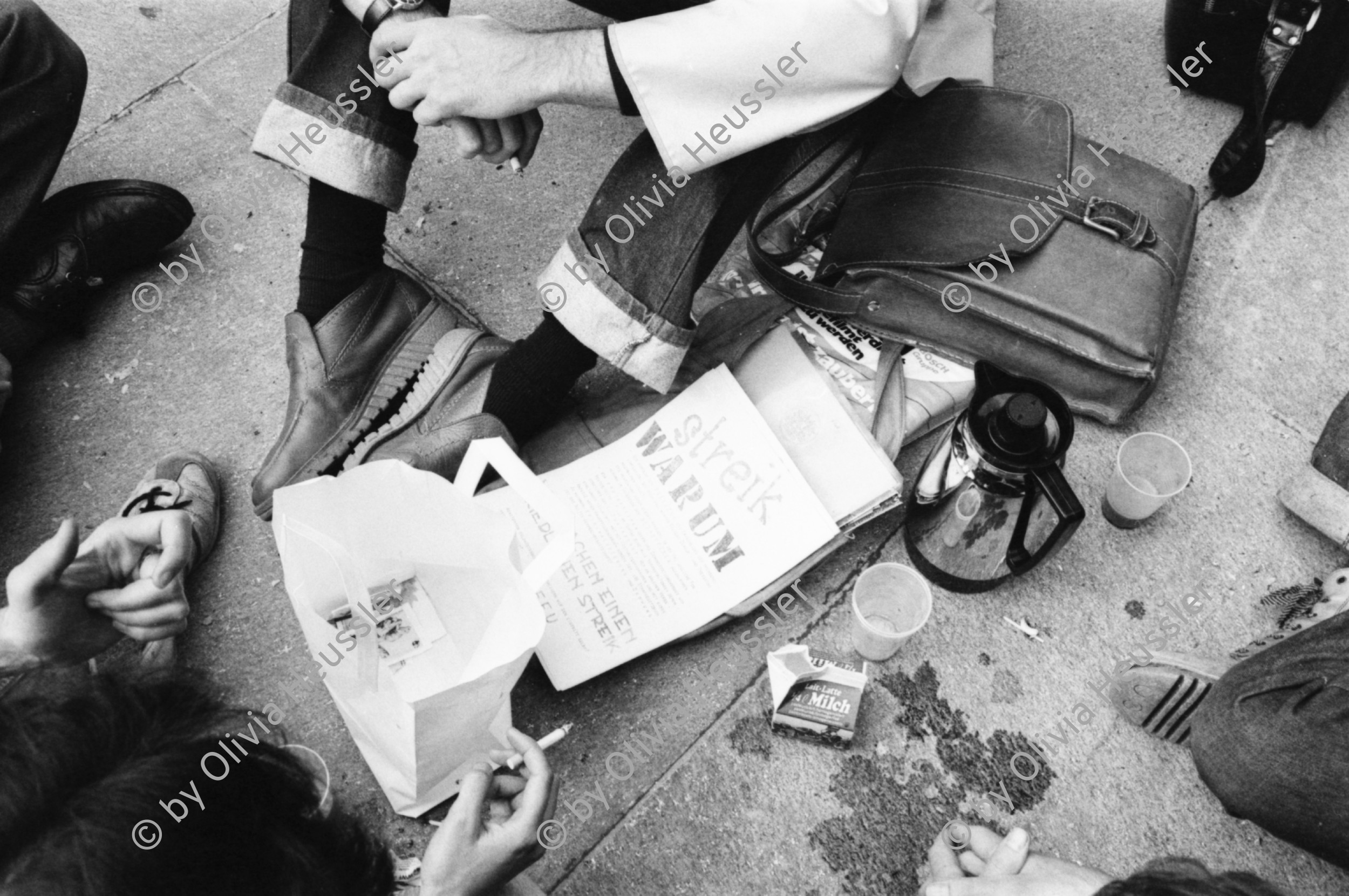 Image of sheet 19800282 photo 33: rtsg. 800281 Streik an der Uni. 'Polizei raus aus der Uni' 'Streik Solidarisiert Euch'
'sofortige Freigabe des verbotenen Films Video
Gegen Zensur und Repression von Hilty und Alfred Gilgen Films und der Geräte'  
'für eine freie Uni gegen Selektion und Repression' etc. Key
Jugendbewegung Bewegig AJZ Zürcher Jugendunruhen Demonstrationen
Zürich youth movement protest 1980 ?
