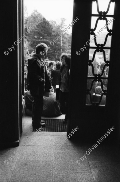 Image of sheet 19800282 photo 9: rtsg. 800281 Streik an der Uni. 'Polizei raus aus der Uni' 'Streik Solidarisiert Euch'
'sofortige Freigabe des verbotenen Films Video
Gegen Zensur und Repression von Hilty und Alfred Gilgen Films und der Geräte'  
'für eine freie Uni gegen Selektion und Repression' etc. Key
Jugendbewegung Bewegig AJZ Zürcher Jugendunruhen Demonstrationen
Zürich youth movement protest 1980 √