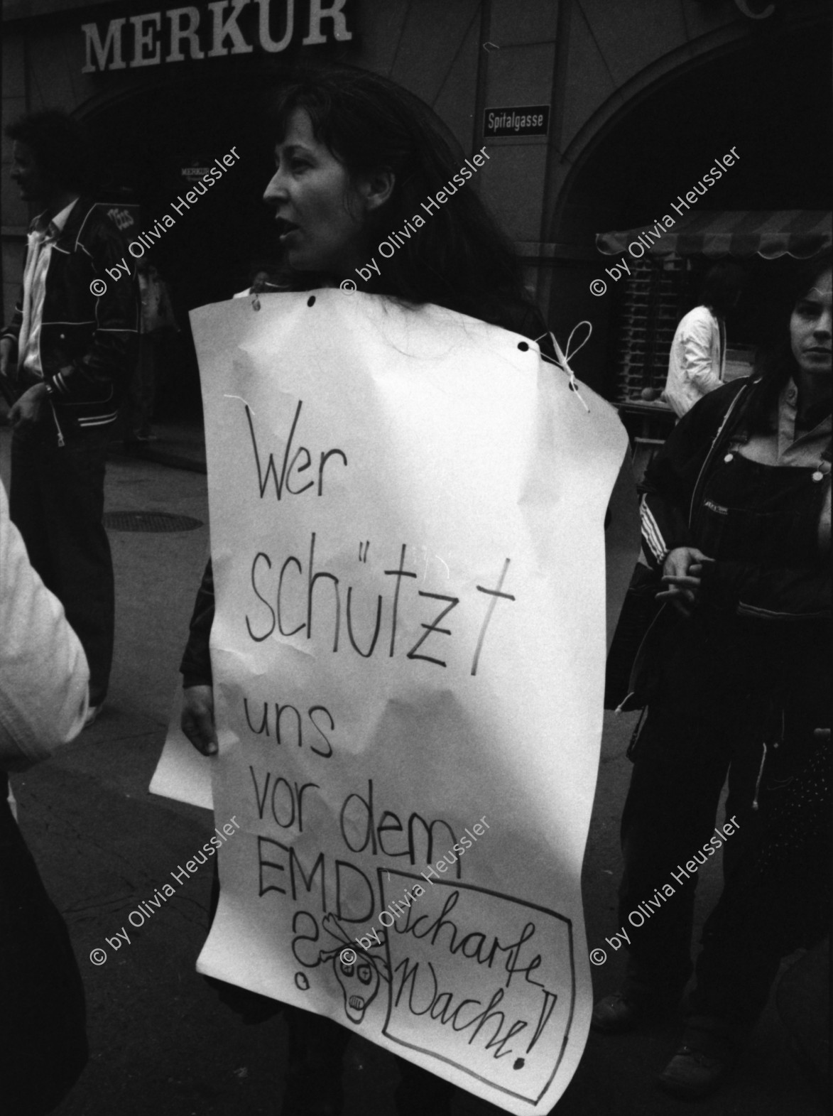 Image of sheet 19800290 photo 10: Frauen für den Frieden protestieren gegen scharfe Munition mit Gerda Hegi 'Wer schützt uns vor dem EMD?' vor dem Bundeshaus Bern Schweiz 1980