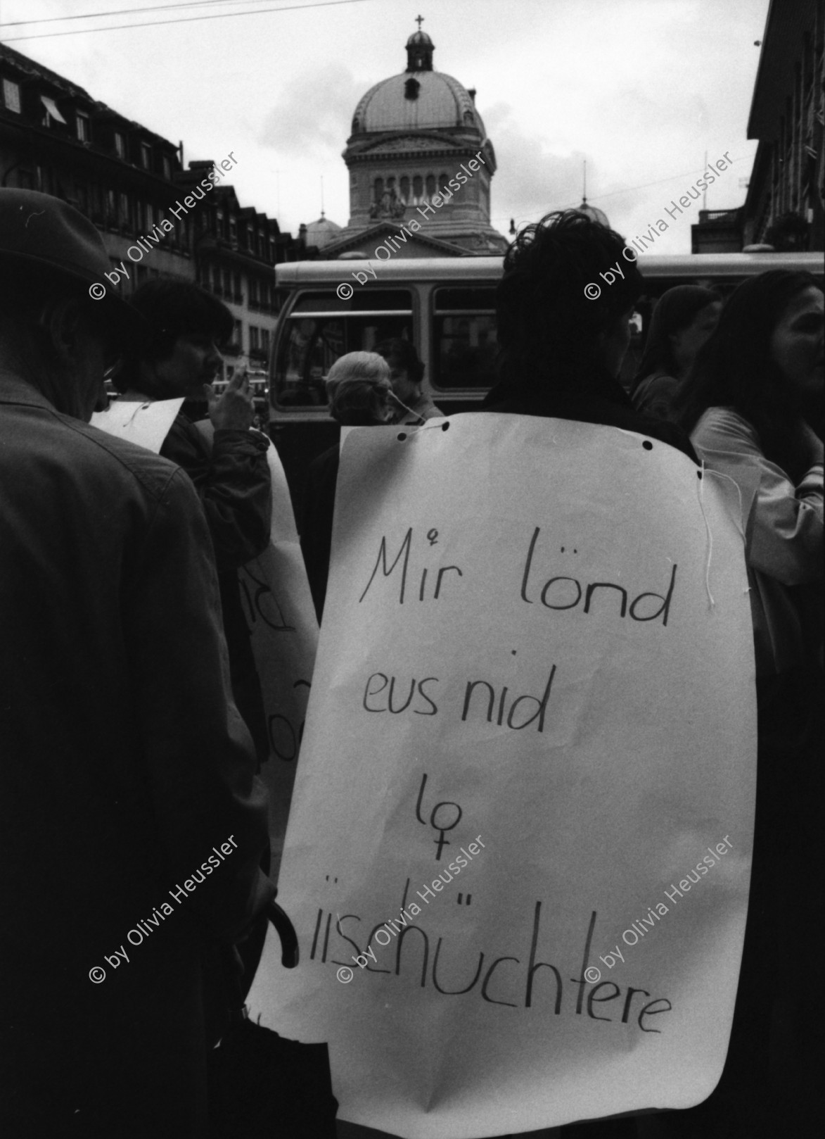 Image of sheet 19800290 photo 11: Frauen für den Frieden protestieren gegen scharfe Munition mit Gerda Hegi 'Wer schützt uns vor dem EMD?' vor dem Bundeshaus Bern Schweiz 1980