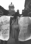Image of sheet 19800290 photo 12: Frauen für den Frieden protestieren gegen die Wache der Rekruten mit scharfer Munition. Bern 07.80 Schweiz GSOA Waffen Militär 1980 weapon Protest Women for peace Switzerland