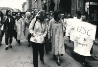 Image of sheet 19800290 photo 2: Frauen für den Frieden protestieren gegen die Wache der Rekruten mit scharfer Munition. Bern 07.80 Schweiz GSOA Waffen Militär 1980