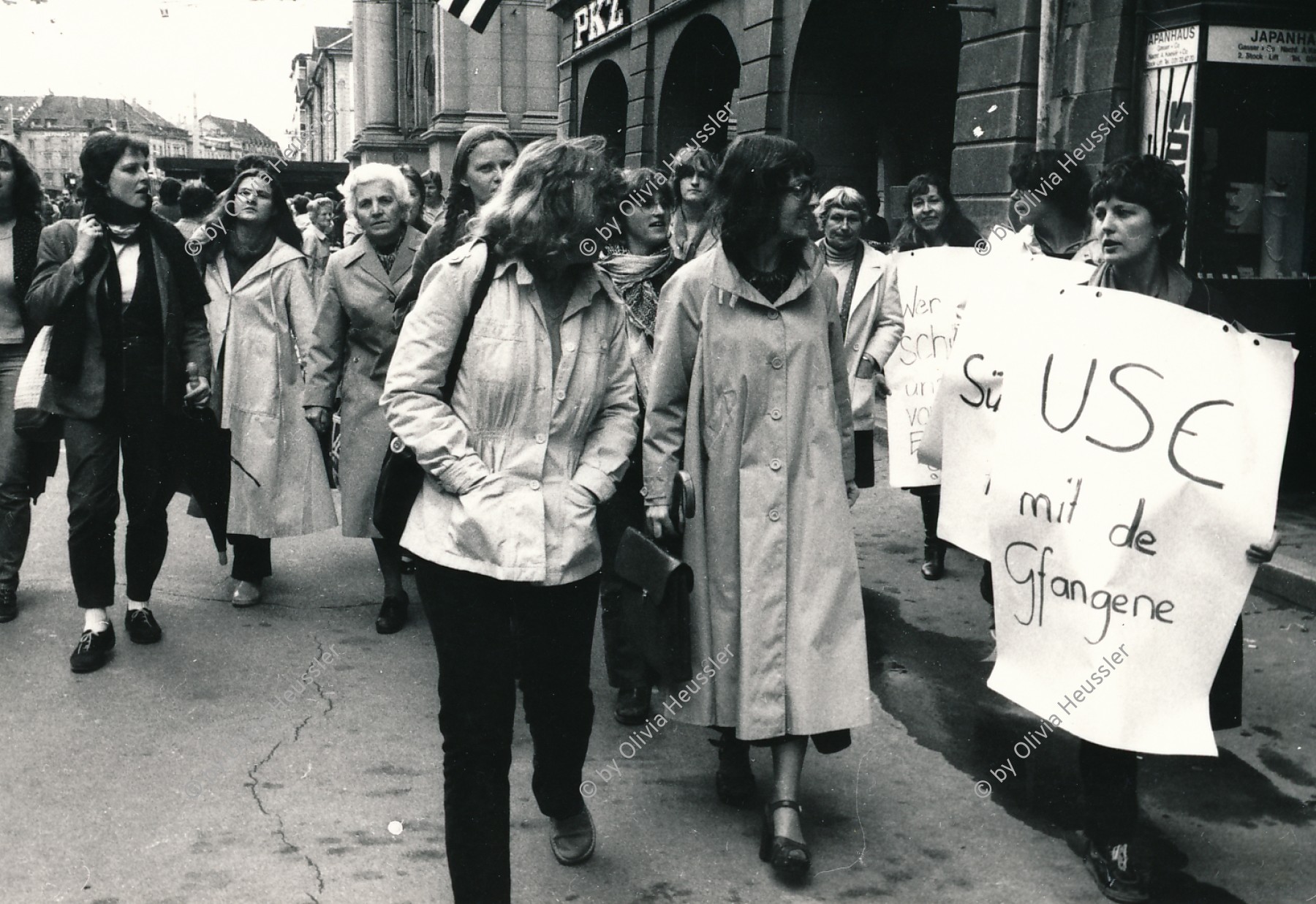 Image of sheet 19800290 photo 2: Frauen für den Frieden protestieren gegen die Wache der Rekruten mit scharfer Munition. Bern 07.80 Schweiz GSOA Waffen Militär 1980