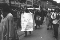Image of sheet 19800290 photo 20: Frauen für den Frieden protestieren gegen die Wache der Rekruten mit scharfer Munition. Bern 07.80 Schweiz GSOA Waffen Militär 1980 weapon Protest Women for peace Switzerland