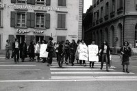 Image of sheet 19800290 photo 22: Frauen für den Frieden protestieren gegen scharfe Munition mit Gerda Hegi Ptotest Demonstration
'Wer schützt uns vor dem EMD?' vor dem Bundeshaus Bern Schweiz 1980 √