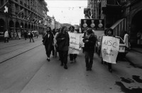 Image of sheet 19800290 photo 4: Frauen für den Frieden protestieren gegen scharfe Munition mit Gerda Hegi 'Wer schützt uns vor dem EMD?' vor dem Bundeshaus Bern Schweiz 1980