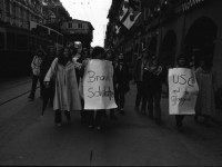 Image of sheet 19800290 photo 8: Frauen für den Frieden protestieren gegen scharfe Munition mit Gerda Hegi 'Wer schützt uns vor dem EMD?' vor dem Bundeshaus Bern Schweiz 1980