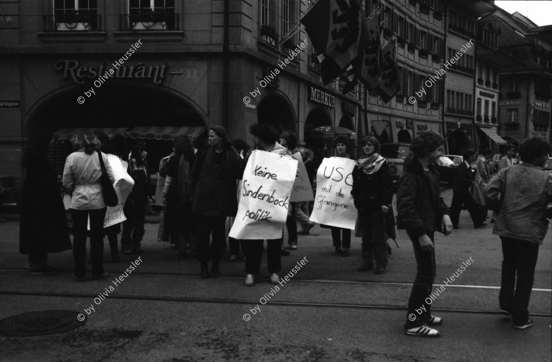 Image of sheet 19800290 photo 9: Frauen für den Frieden protestieren gegen scharfe Munition mit Gerda Hegi 'Wer schützt uns vor dem EMD?' vor dem Bundeshaus Bern Schweiz 1980