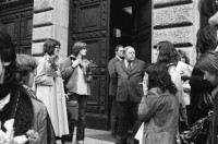 Image of sheet 19800291 photo 12: Frauen für den Frieden protestieren vor dem Bundeshaus gegen scharfe Munition, Bern 1980