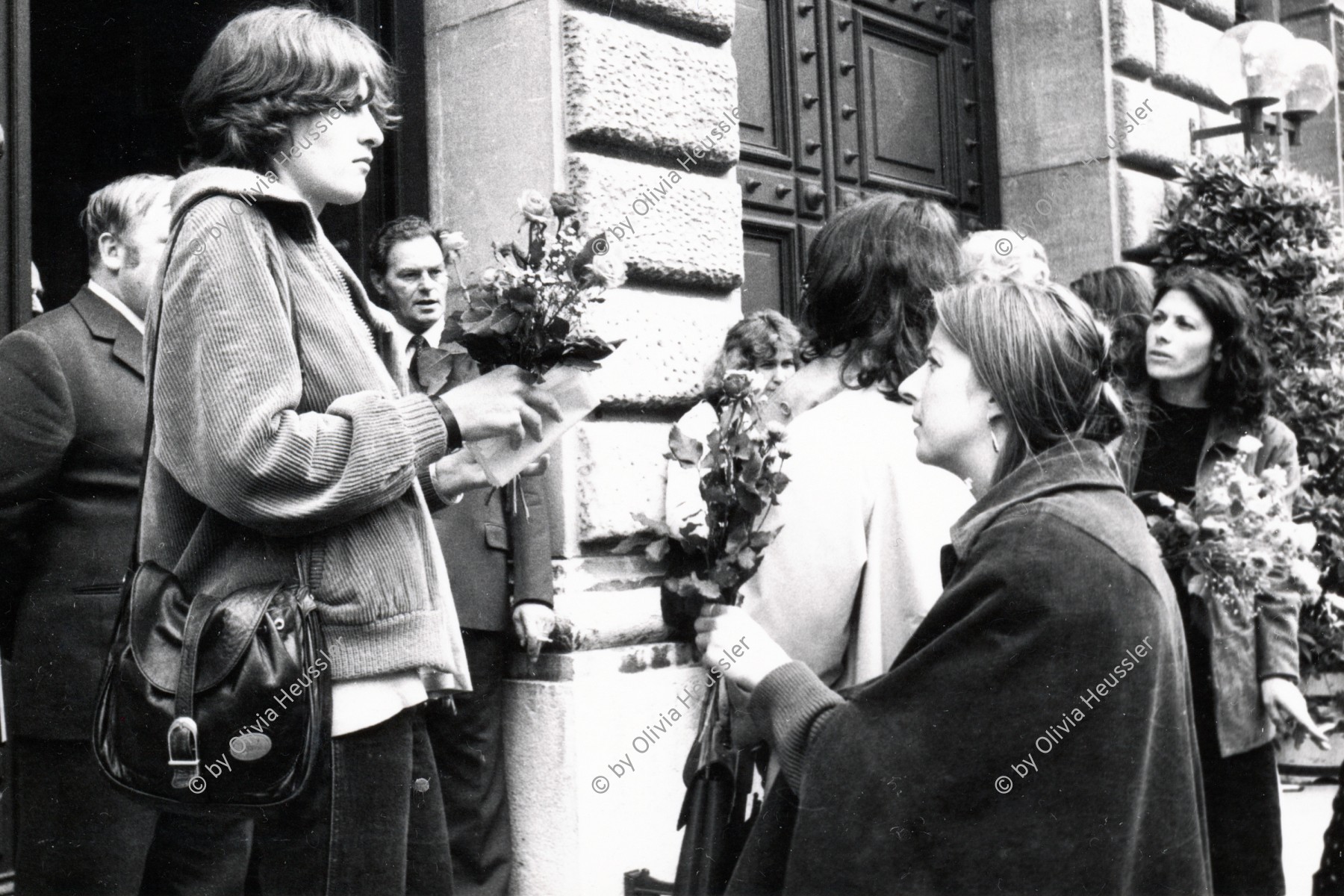 Image of sheet 19800291 photo 15: Frauen für den Frieden protestieren vor dem Bundeshaus gegen 'scharfe Munition' 
 Protest Demonstration Waffen Bern 1980 √