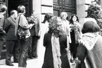 Image of sheet 19800291 photo 16: frtsg. 800290 Frauen für den Frieden protestieren vor dem Bundeshaus gegen 'scharfe Munition' Gerda Hegi  Protest Waffen Demonstration √ Bern 1980